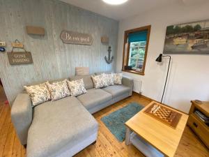 Riverside Cottage with balcony and fishing jetty