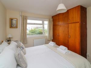 Awalek, Cumber Close