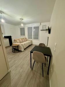 Studio moderne et tout équipé, proche du RER, Paris & aéroport dOrly en 20 min, lit bébé sur demande