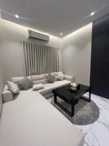 شقق الرمادية