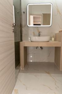 Αthens Black & White Escape