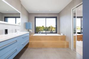 Villa, piscine intérieure - Baie Mont Saint Michel