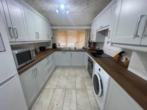 Spacious House Near Cambridge - Free Parking and Garden