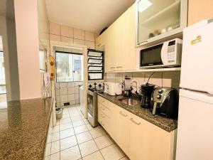 Apê com AC, Garagem | 300m Praia de Canasvieiras