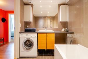 Accessible corner apartment with 3 bedrooms, 2 bathrooms, 2 parkings and 3 balconies