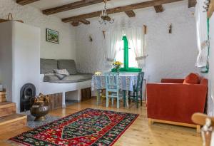 La sat - Mândră Ioană