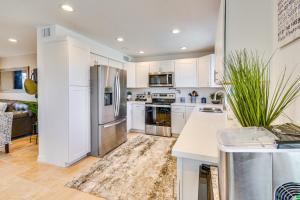 about 5 Mi to Lake Havasu Family Home with Fenced Yard!