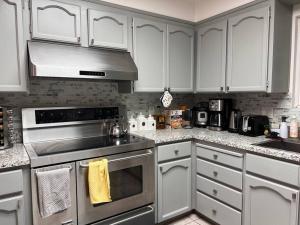 Charming 3 Bedroom Farmhouse Retreat with Open Deck