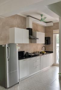 Green Door 1BHK Apartment by tisyastays