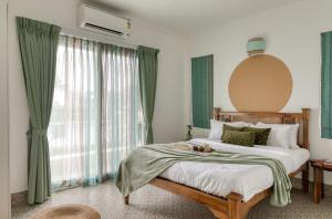 Green Door 1BHK Apartment by tisyastays