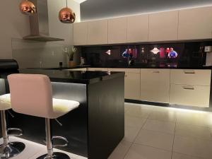 Moderni talo lähellä joulupukkia