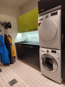 Moderni talo lähellä joulupukkia