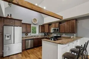 5 bedroom, Lakeside Family Getaway with Playground - 橙郡