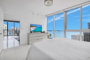 Large Suites in Iconbrickell with bay views