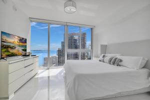 Large Suites in Iconbrickell with bay views