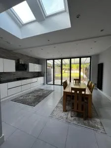 Luxury 5 bedroom house with Private car park in London - 磨坊山