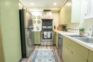 Broad Street Suites 1,2 & 3 - Sleeps 20 - Parking for 7 Vehicles - Downtown - Burlington