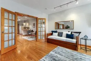 Suite 725 on Main - Recently Face-Lifted - Walkable Dwntwn Condo - Parking - Dining - Nightlife -Shopping - Burlington