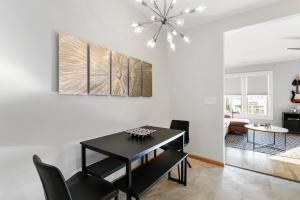 Rooftop On Main - Private Rooftop - Downtown Lake Geneva - Renovated Midcentury Modern - Parking for 2