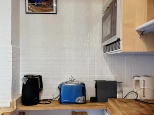 Studio rénové au pied des pistes avec balcon et Wi-Fi - FR-1-688-95