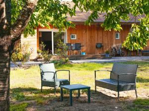 Maisons de vacances Gite paisible avec piscine, terrasse et Wifi en pleine foret pour 4 pers - FR-1-589-662 : photos des chambres