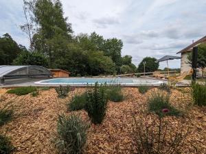 Maisons de vacances Gite paisible avec piscine, terrasse et Wifi en pleine foret pour 4 pers - FR-1-589-662 : photos des chambres