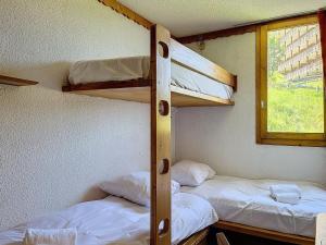 Appartement rénové, ski aux pieds avec balcon et cheminée - FR-1-688-94