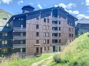 Appartement rénové, ski aux pieds avec balcon et cheminée - FR-1-688-94