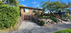 HomeSmart: Cozy Charm Meets High-Tech in Prime Area