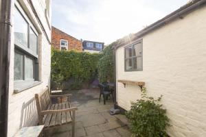 Host & Stay - Garnet Street