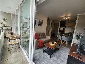 HOM I Nuevo y Moderno Depto 2D2B 3 PAX Santiago