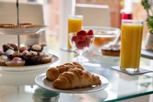 Heart of Reading Centre with parking & garden