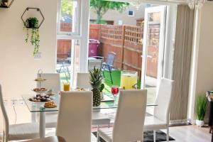 Heart of Reading Centre with parking & garden