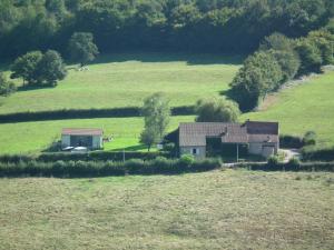 Maisons de vacances Les Granges De Semur-en-brionnais With Heated Poo : photos des chambres