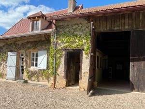 Maisons de vacances Les Granges De Semur-en-brionnais With Heated Poo : photos des chambres