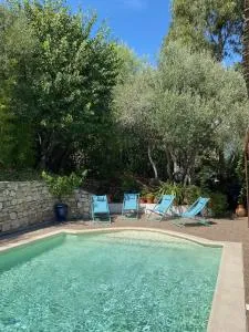 Rez de jardin de villa avec terrain et piscine - جراس