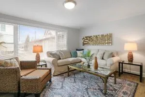 White House on Wisconsin-Carriage House - Renovated Colonial Revival -Steps to Main St - Parking for 2 - Burlington