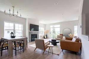 West End Escape -Screened-In Porch - Private Balconies - Lake View - Walking Distance to Public Beach - 德拉文