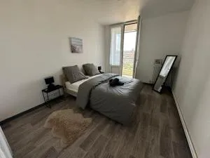 Appartement T3 64m2 avec Balcon, vue sur le centre historique, WI-FI et PARKING GRATUIT - Saint-Germain-Laprade