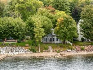 Shelburne Bay Retreat Modern 3BR Lakefront Views - شيلبورن