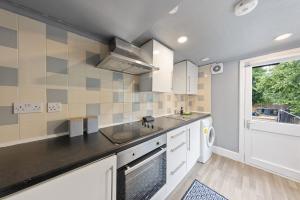 1-Bedroom Flat in Windmill St with Free Parking