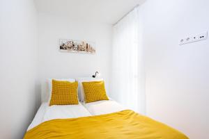 Central - Balcony - Brand NEW - Sunny