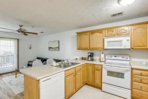 3 Mi to WVU Condo with Deck in Morgantown