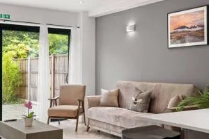 Spacious & Modern 4 bed house Free Parking & Wi-Fi - Addington