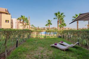 Relax Front of Pool - Golf- Fiber Optic