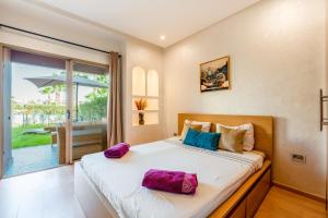 Relax Front of Pool - Golf- Fiber Optic