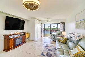 2 Mi to Fort Pierce Jetty Coastal Florida Condo