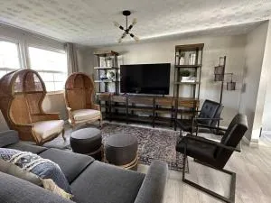 Modern Retreat - Newly Remodeled Gem - Troy