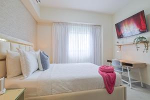 Charming City Center Apt, Pool