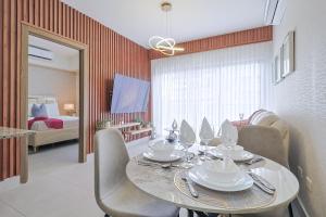 Charming City Center Apt, Pool